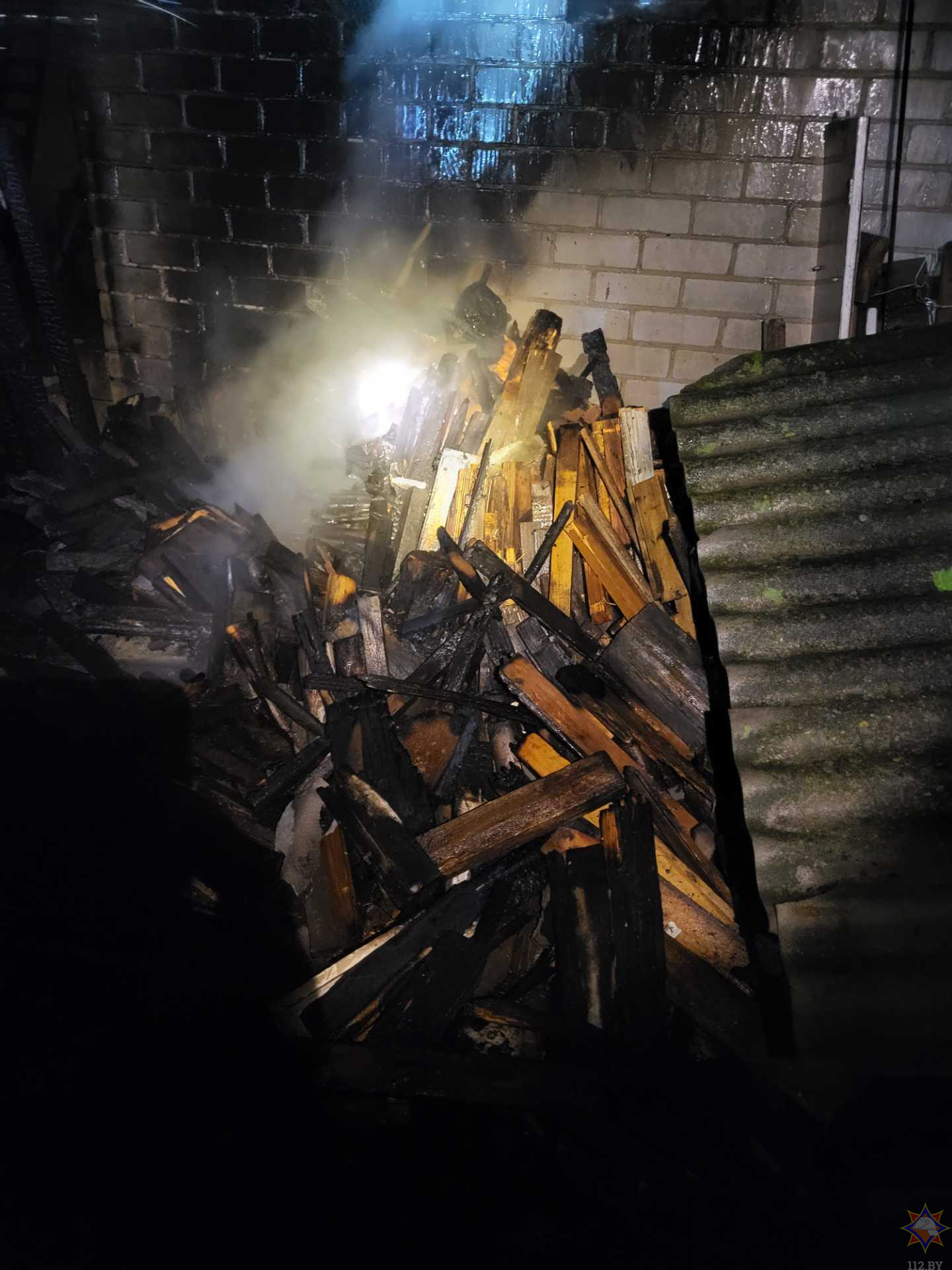 В Могилеве пожар после шашлыка повредил дом и забор