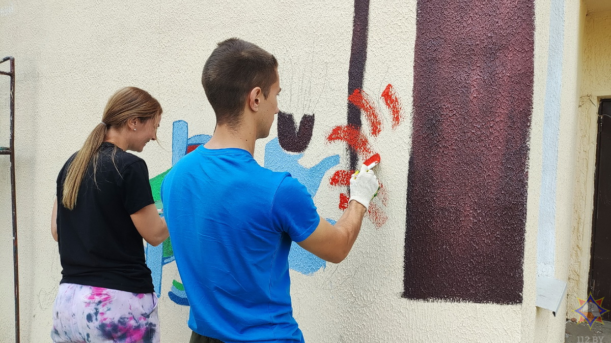 Могилевские спасатели украшают город и напоминают о безопасности