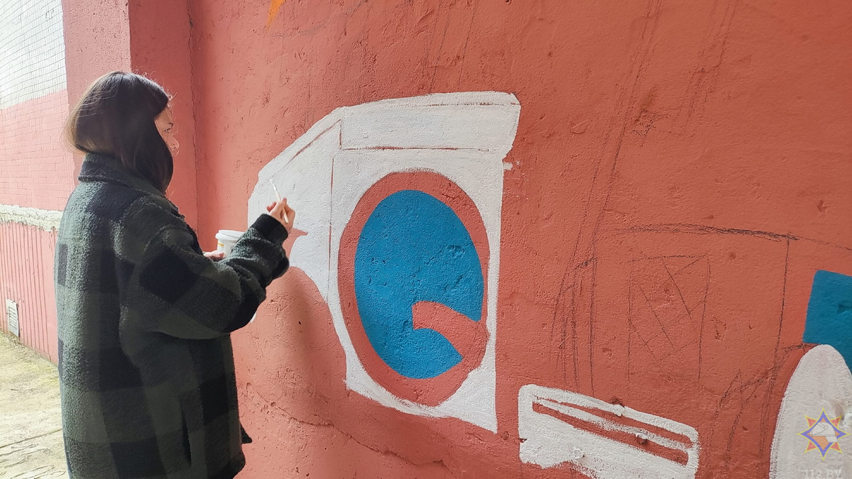 Спасатели и коммунальщики украсили арку в Могилеве