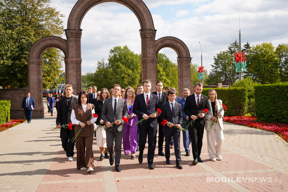Участники Молодежного форума Союзного государства посетили Буйничское поле. Фото