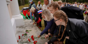 Забыть нельзя... День памяти погибших в 1812 году русских воинов прошел в Могилевском районе. Фото