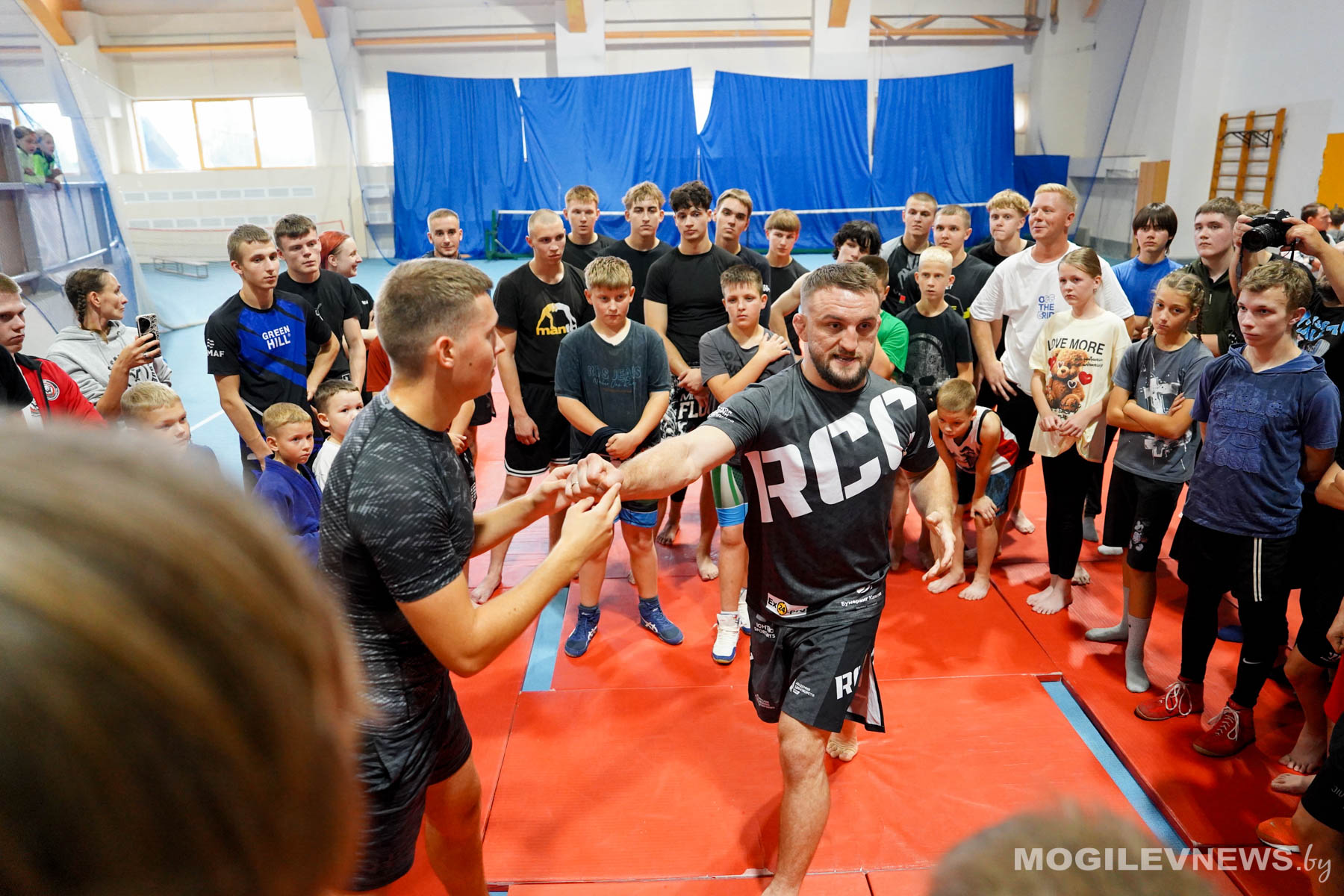 Чемпион по смешанным единоборствам провел мастер-класс в Могилеве. Фото