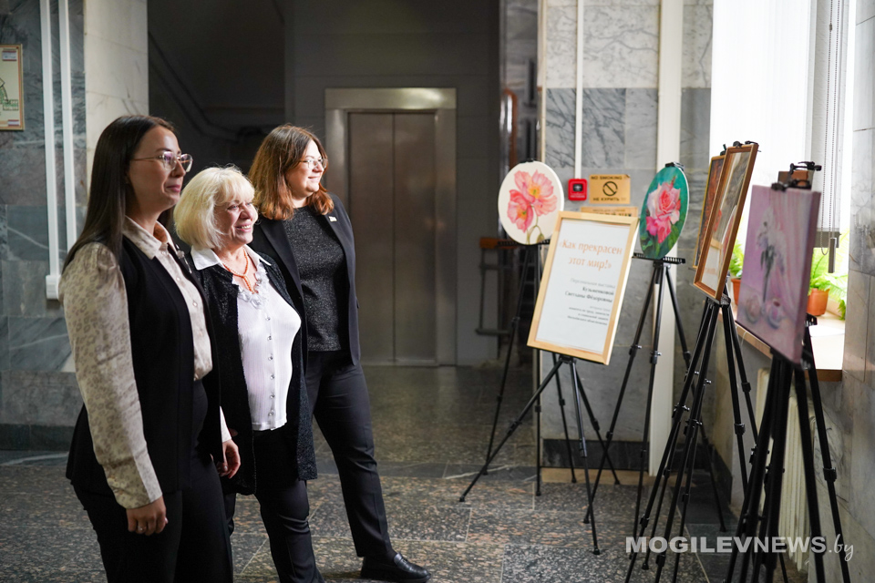 Для души надо найти минутку. Выставка Светланы Кузьменковой открыла коллегам мир ее увлечений. Фото