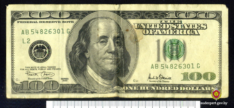 Женщина 20 лет хранила доллары, которые оказались фальшивыми