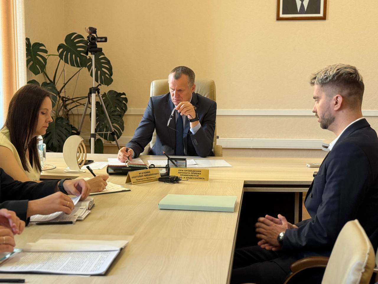 Жилье, дороги и социальная поддержка в фокусе внимания: Анатолий Исаченко провел личный прием граждан