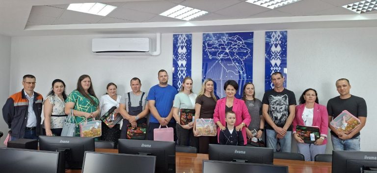 В «Могилевских электрических сетях» детей-первоклассников поздравили подарками от профсоюза