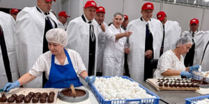 Рабочий визит Игоря Сергеенко на «Красный пищевик»: признание бренда и награды лучшим сотрудникам. Фото