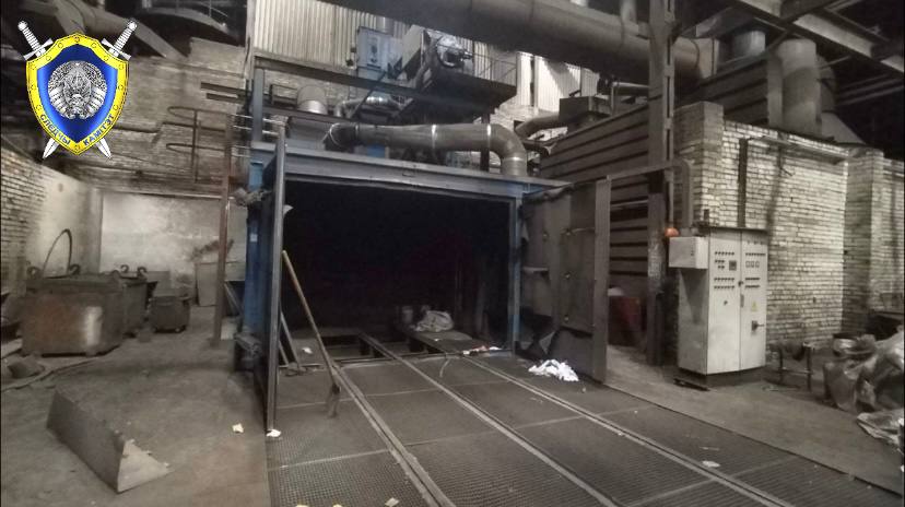 Слесаря в Могилеве затянуло в механизм при очистке бункера