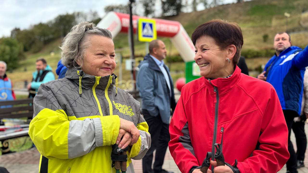 «Шаг к долголетию»: в Могилеве прошел марафон по скандинавской ходьбе