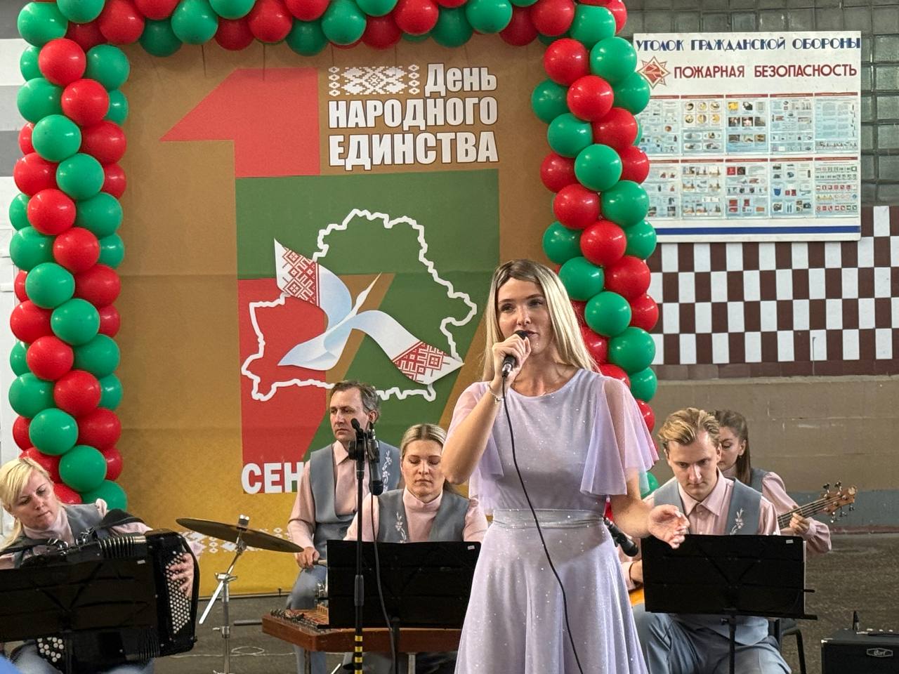 Концерт в цеху автобусного парка состоялся в Могилеве. Фото