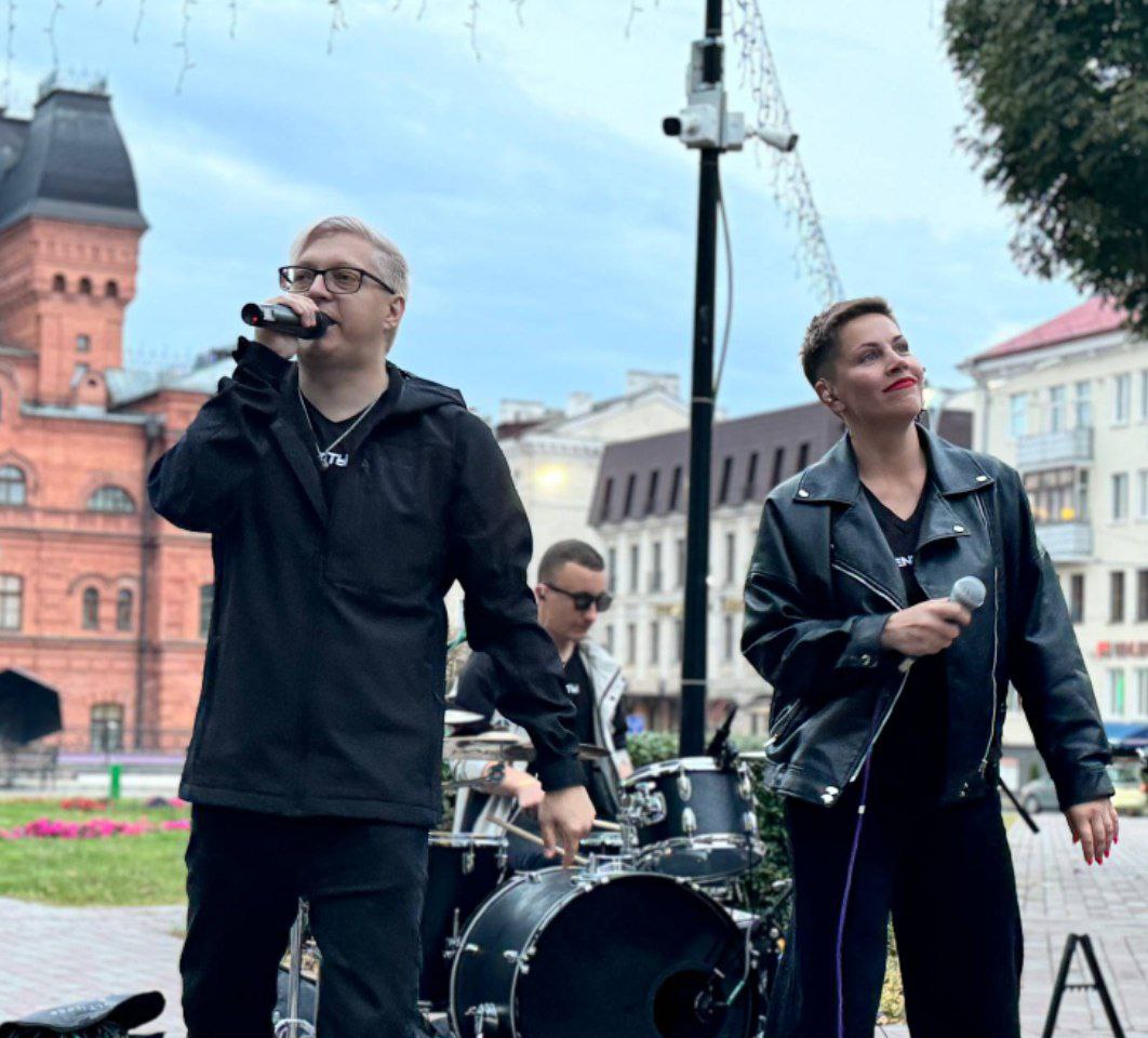 Атмосферу праздника подарил могилевчанам в День народного единства кавер-бэнд «Еноты»