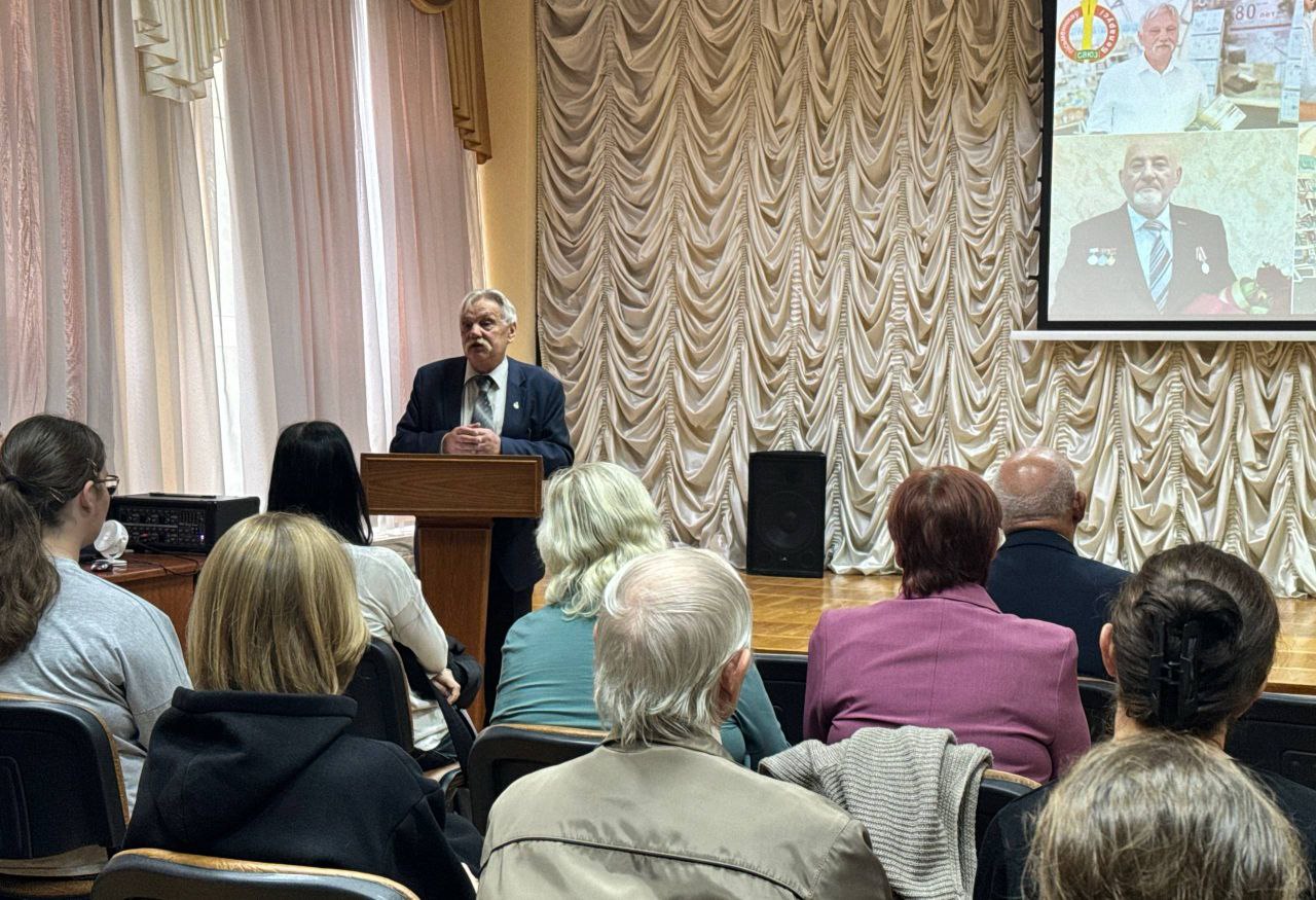 В областной библиотеке молодежь и писатели поговорили о патриотизме