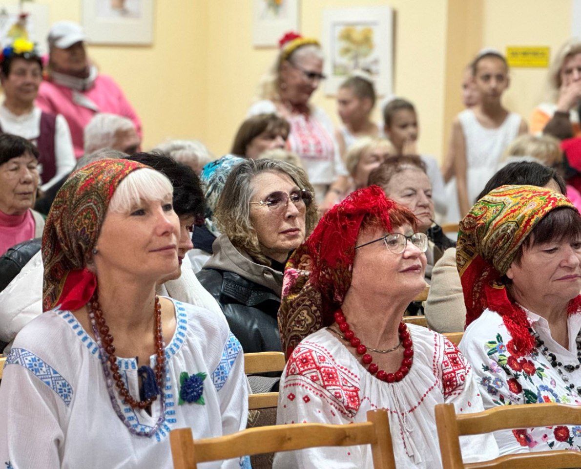 Серебряные волонтеры в ЦСОН учат танцевать