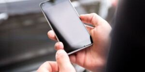 В Могилеве 19-летний парень украл телефон у гостя и сдал его в ломбард