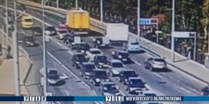 В Могилеве на мосту столкнулись легковой автомобиль и грузовик