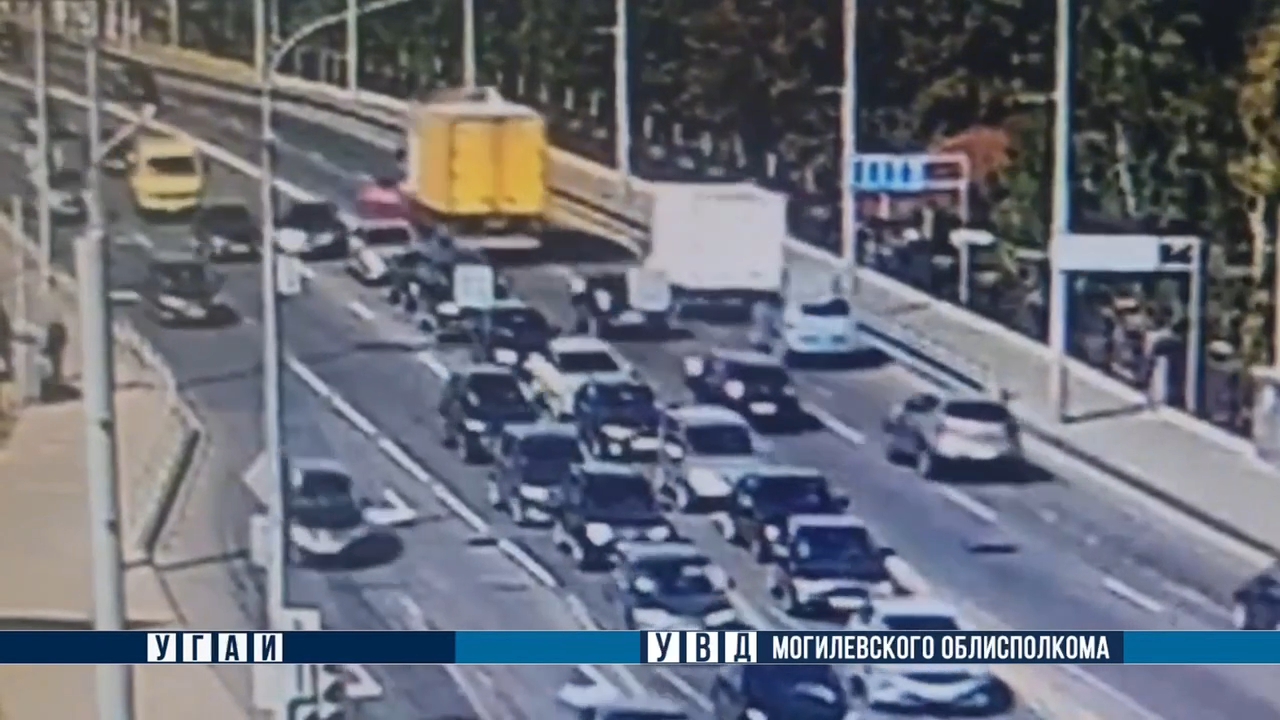 В Могилеве на мосту столкнулись легковой автомобиль и грузовик