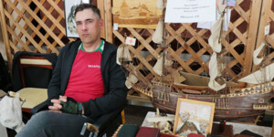 «В творчестве мне помогает интернет». Как житель Чаус, несмотря на повороты судьбы, нашел свое призвание в изготовлении изделий из дерева и кожи