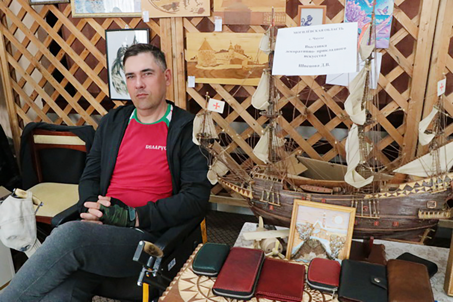 «В творчестве мне помогает интернет». Как житель Чаус, несмотря на повороты судьбы, нашел свое призвание в изготовлении изделий из дерева и кожи