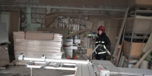 В Бобруйске пожарные потушили возгорание в столярном цехе