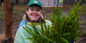 10 000 сеянцев высадили представители областного руководства на субботнике. Фото