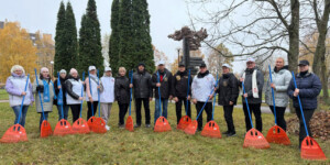 В единстве — сила: могилевчане навели порядок на мемориале «Дети мира — детям войны». Фото