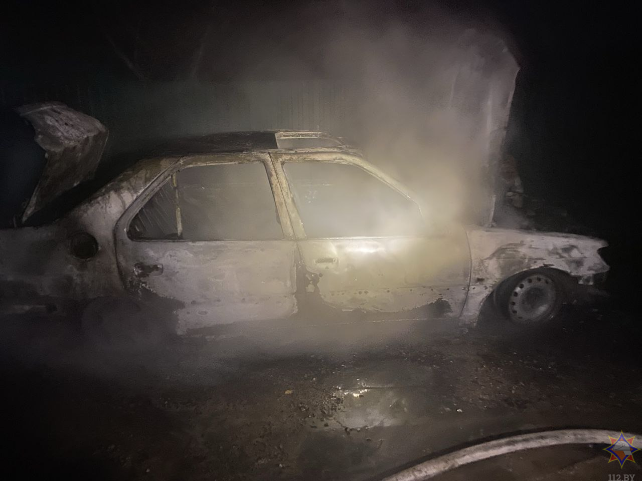 В Бобруйском районе ночью сгорел автомобиль Peugeot
