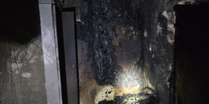 В Могилеве спасатели эвакуировали пенсионера с балкона горящей квартиры