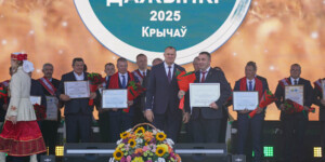 Анатолий Исаченко вручил сертификат на авто победителю конкурса «Лепшы дажынкавы падворак»