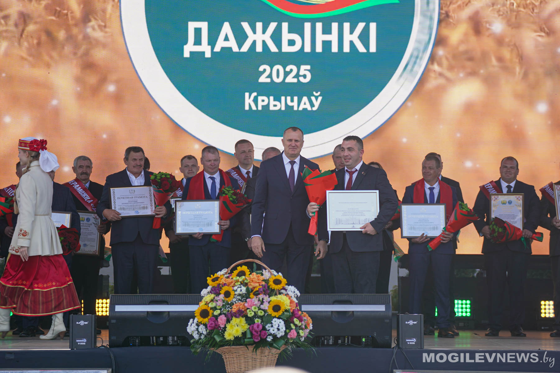 Анатолий Исаченко вручил сертификат на авто победителю конкурса «Лепшы дажынкавы падворак»