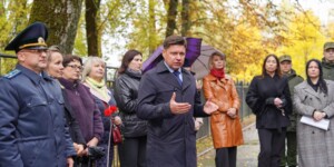 В единстве памяти и славы: педагоги и молодое поколение почтили жертв нацизма. Фото