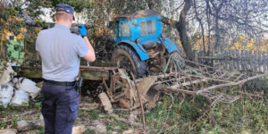 Тракторист погиб, выпав из кабины под колеса. В его крови было почти четыре промилле