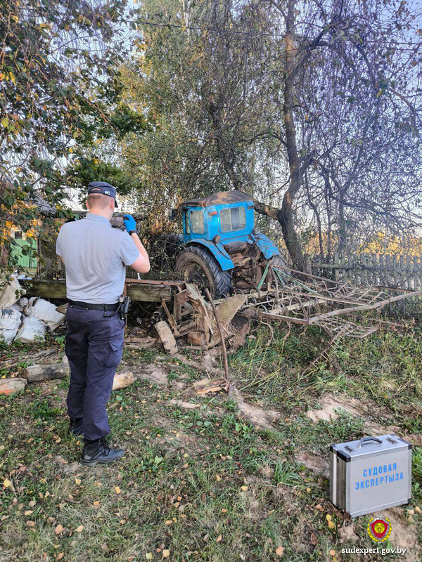 Тракторист погиб, выпав из кабины под колеса. В его крови было почти четыре промилле