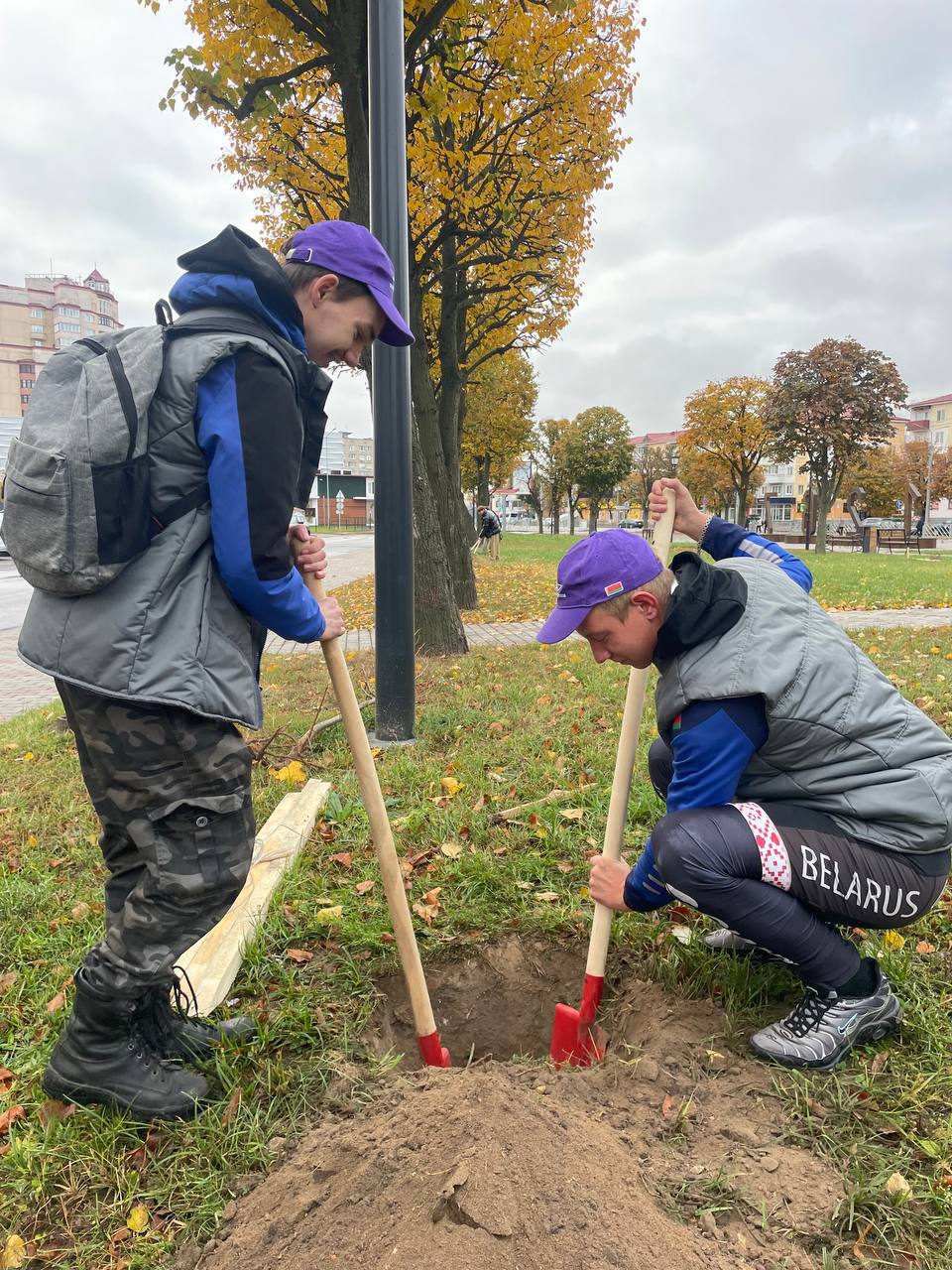 Единый день озеленения: в сквере 700-летия Могилева высадили более 60 саженцев деревьев