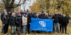 Порядка тонны листвы и мусора убрал трудовой профсоюзный десант в сквере на пр-те Мира в Могилеве