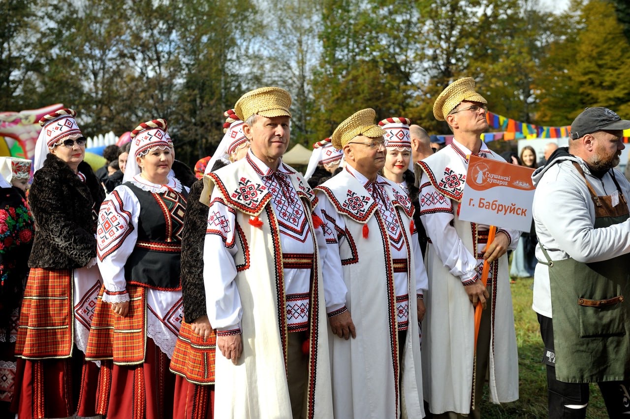 «Глушанский хуторок»: осенняя симфония народных традиций и калейдоскоп ремесел