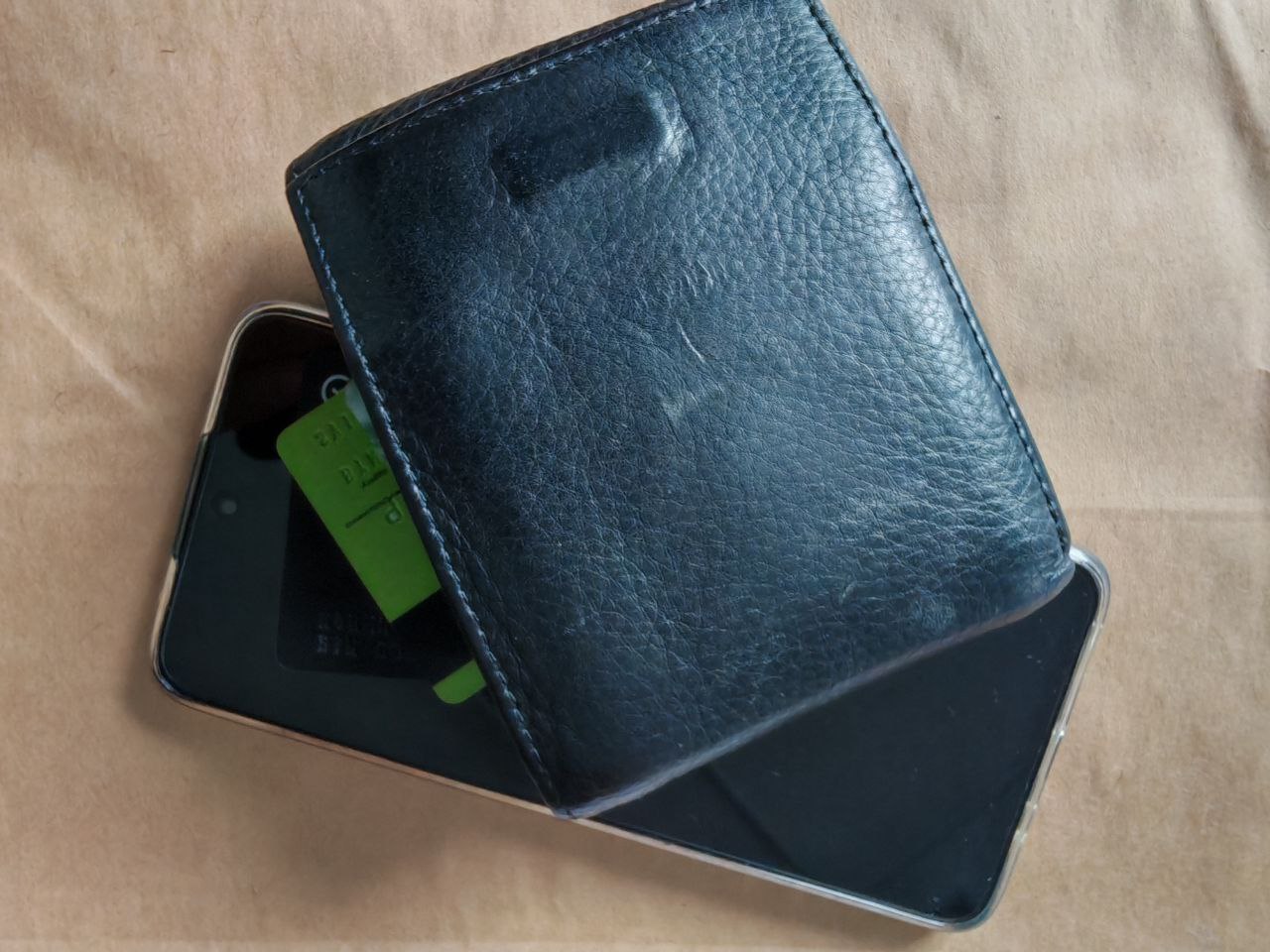 В Могилеве мужчину обокрали дважды, пока он спал на автобусной остановке