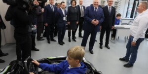 Лукашенко поручил продумать стимулы для закрепления внутри страны талантливой молодежи