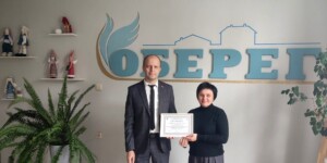 Сертификат на приобретение оборудования для полиграфической мастерской вручил профсоюз Кричевскому социальному пансионату «Оберег»