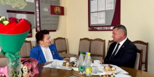 Преемственность поколений: Александр Горошкин поздравил с праздником ветерана труда Веру Костенко