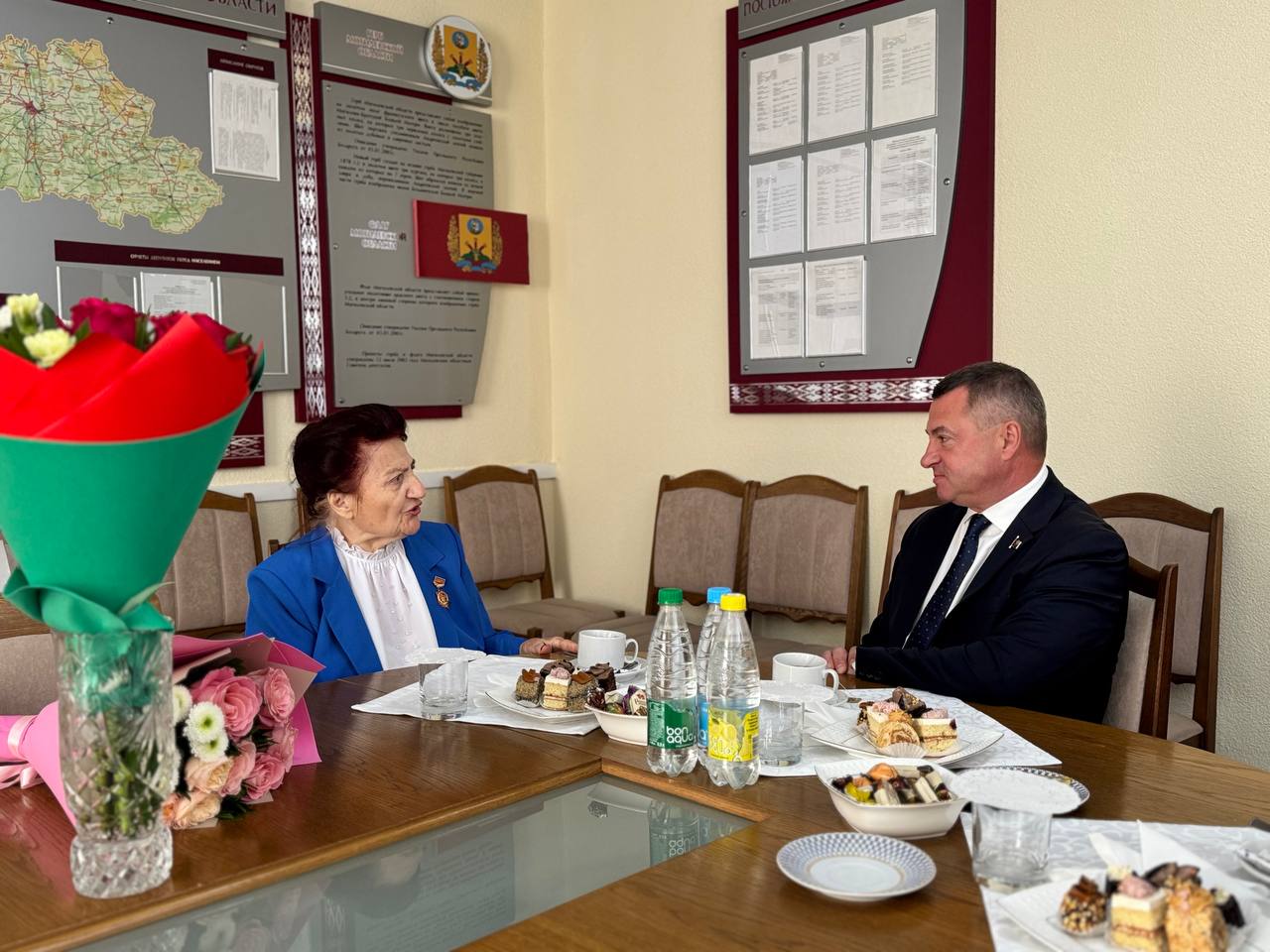 Преемственность поколений: Александр Горошкин поздравил с праздником ветерана труда Веру Костенко