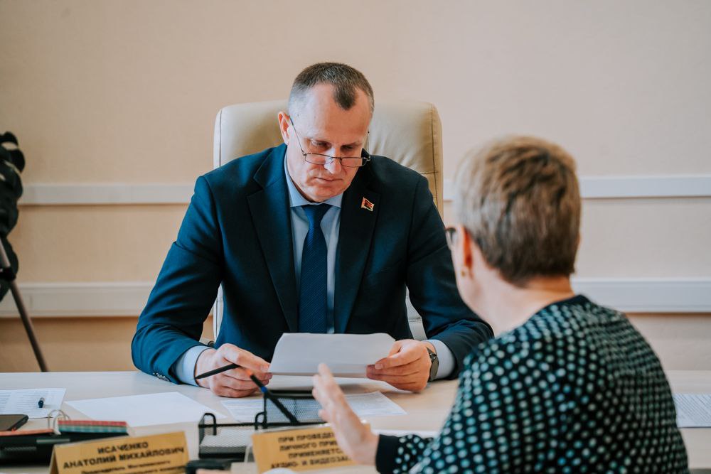 От благоустройства до строительства: Анатолий Исаченко провел прием граждан