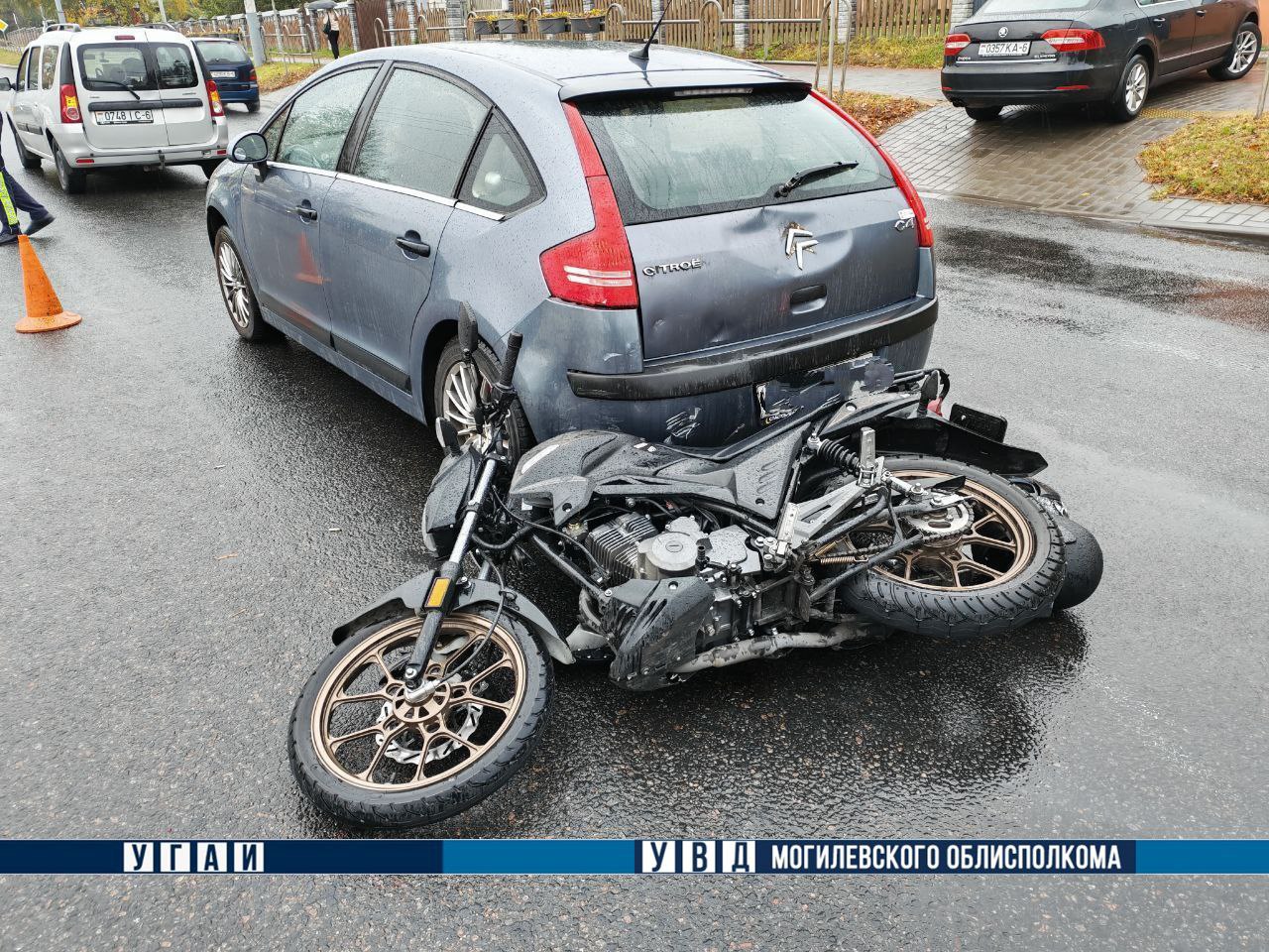 В Могилеве подросток на мотоцикле столкнулся с автомобилем: двое в больнице