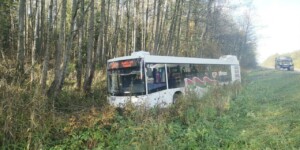Под Могилевом пригородный автобус съехал в кювет