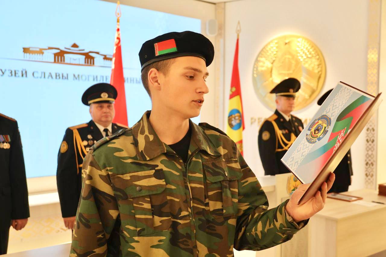 Служба начинается с клятвы. Полковник милиции Игорь Драчев напутствовал молодых сотрудников Департамента охраны