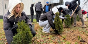 Молодежь Могилевщины высадила деревья у храма в аг. Восход. Фото