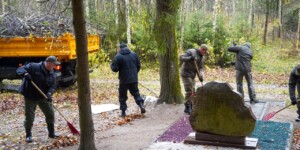 Республиканский субботник: милиционеры Могилевщины навели порядок на мемориалах и социальных объектах