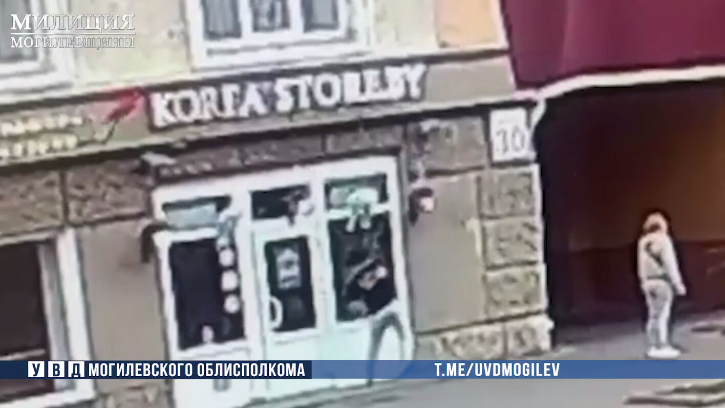 В Могилеве мужчина разбил витрину магазина декоративной косметики