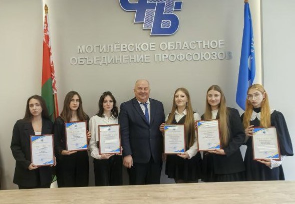 Дополнительной стипендией поощрил профсоюз лучших учащихся медколледжей Могилева и Бобруйска