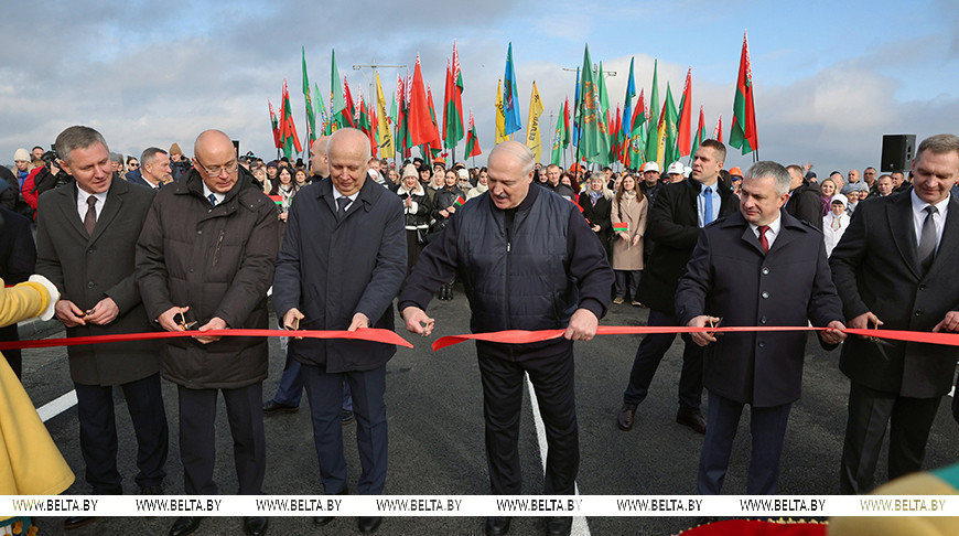 Лукашенко в Мозыре открыл обновленный мост через Припять