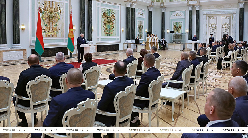 «Вами гордится страна!»: Лукашенко вручил награды заслуженным аграриям Беларуси 